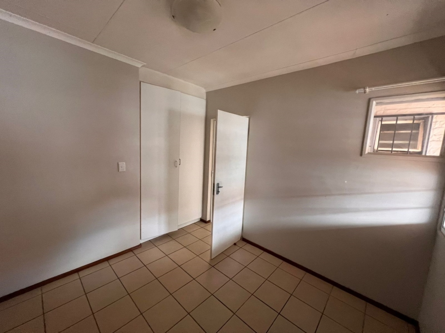 To Let 2 Bedroom Property for Rent in Moffat View Gauteng