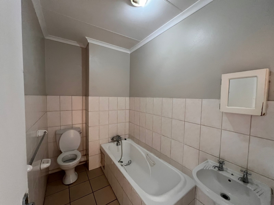To Let 2 Bedroom Property for Rent in Moffat View Gauteng
