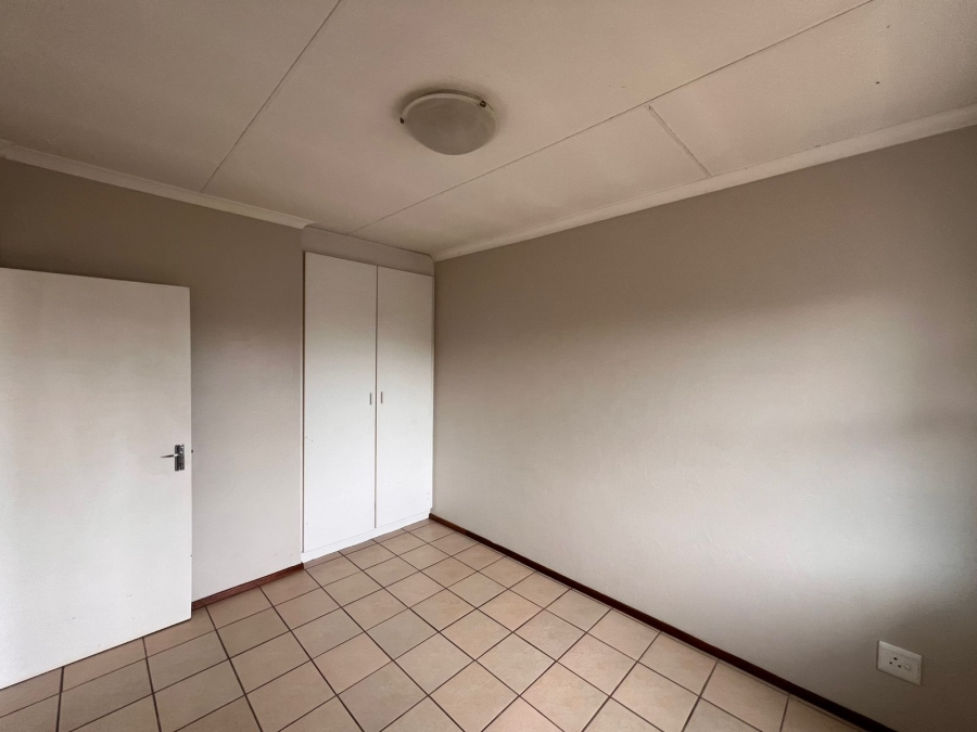 To Let 2 Bedroom Property for Rent in Moffat View Gauteng