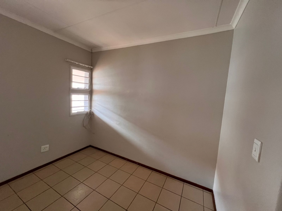 To Let 2 Bedroom Property for Rent in Moffat View Gauteng