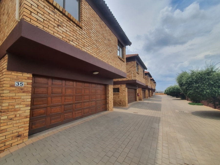 To Let 3 Bedroom Property for Rent in Glen Marais Gauteng