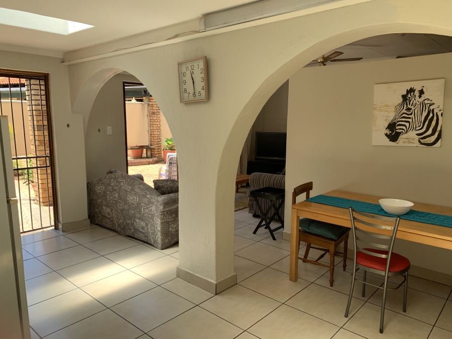To Let 2 Bedroom Property for Rent in Sandhurst Gauteng