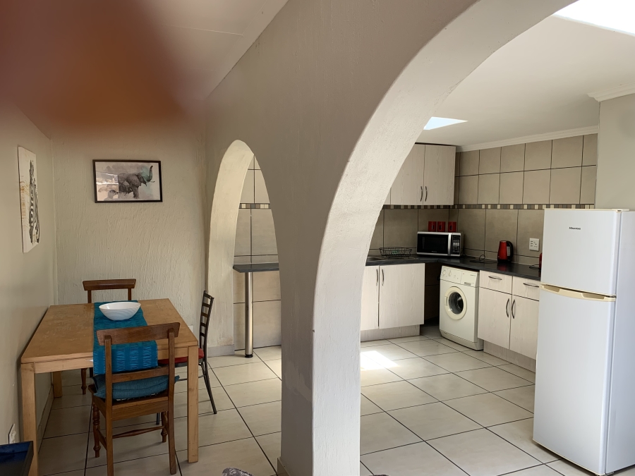 To Let 2 Bedroom Property for Rent in Sandhurst Gauteng
