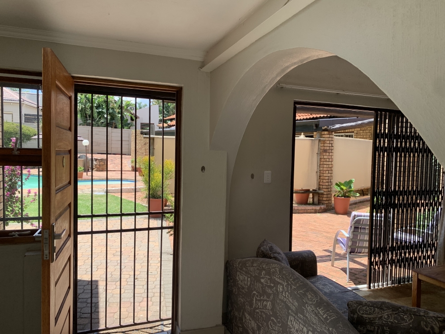 To Let 2 Bedroom Property for Rent in Sandhurst Gauteng