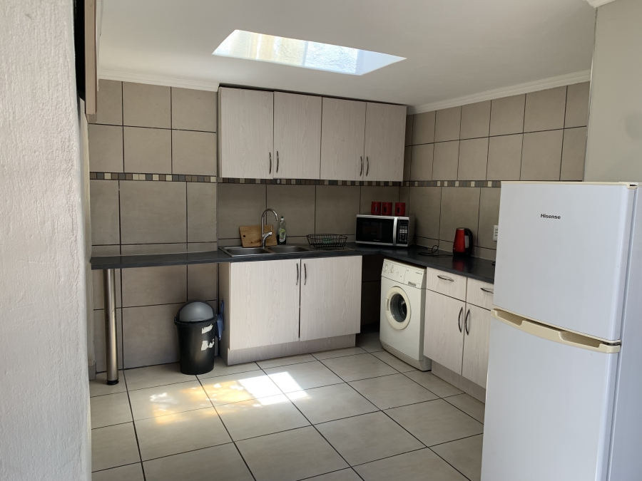 To Let 2 Bedroom Property for Rent in Sandhurst Gauteng