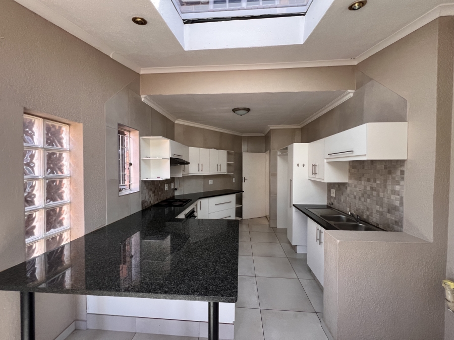 3 Bedroom Property for Sale in Oakdene Gauteng