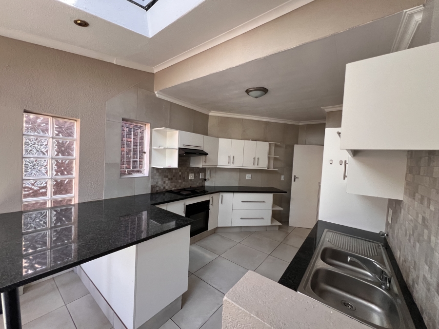 3 Bedroom Property for Sale in Oakdene Gauteng