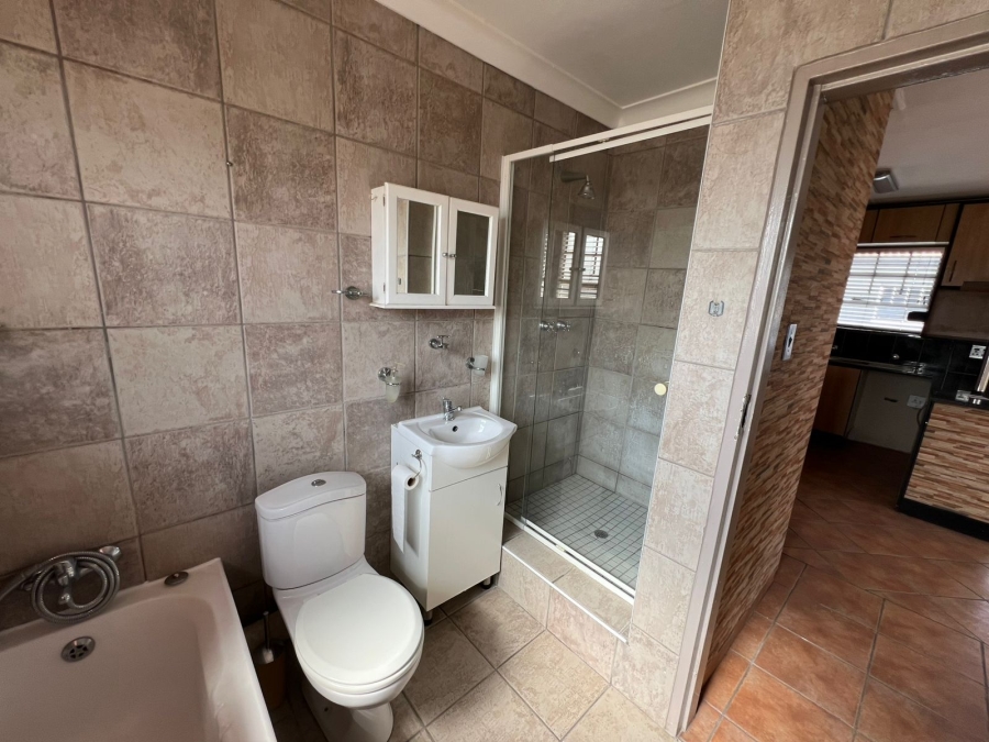 3 Bedroom Property for Sale in Linmeyer Gauteng