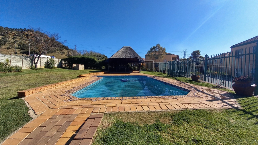 3 Bedroom Property for Sale in Linmeyer Gauteng