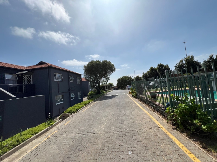 3 Bedroom Property for Sale in Linmeyer Gauteng