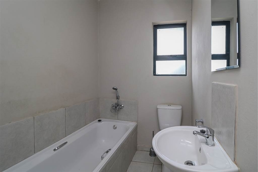 To Let 3 Bedroom Property for Rent in Kenleaf Gauteng