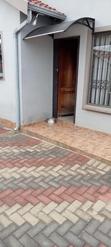 To Let 2 Bedroom Property for Rent in Fleurhof Gauteng
