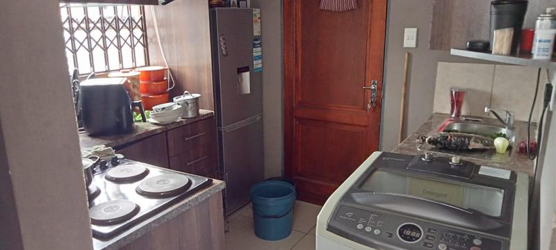 To Let 2 Bedroom Property for Rent in Fleurhof Gauteng