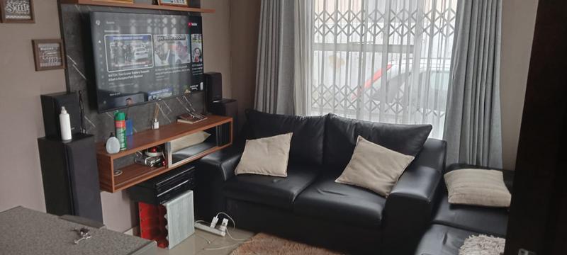 To Let 2 Bedroom Property for Rent in Fleurhof Gauteng