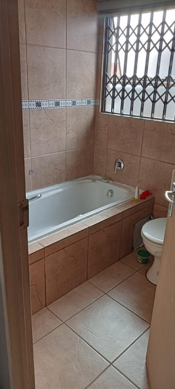 To Let 2 Bedroom Property for Rent in Fleurhof Gauteng