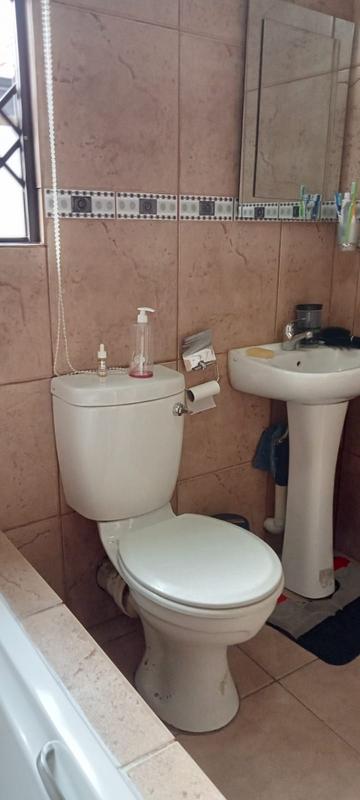 To Let 2 Bedroom Property for Rent in Fleurhof Gauteng