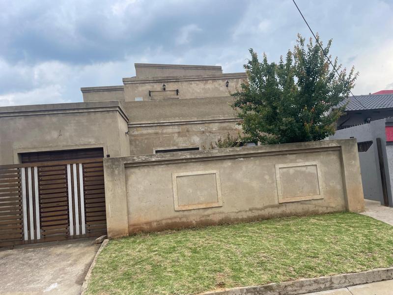 6 Bedroom Property for Sale in Moroka Gauteng