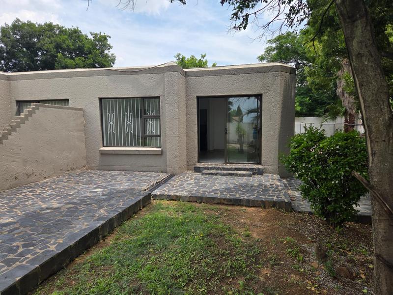 To Let 1 Bedroom Property for Rent in Buccleuch Gauteng