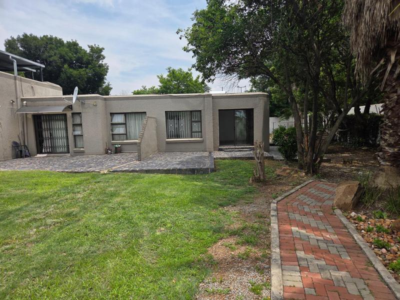To Let 1 Bedroom Property for Rent in Buccleuch Gauteng