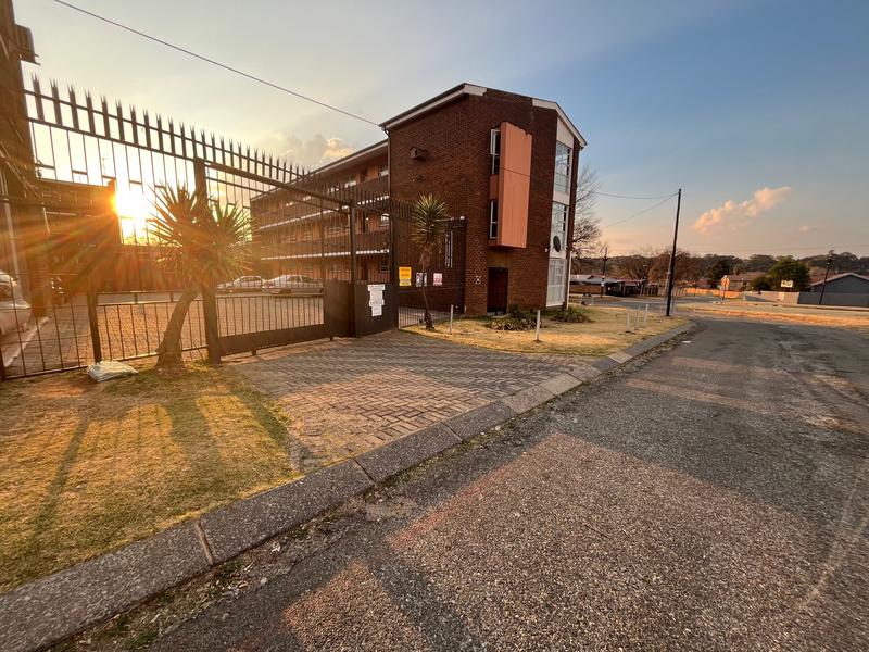 To Let 2 Bedroom Property for Rent in Florida Lake Gauteng