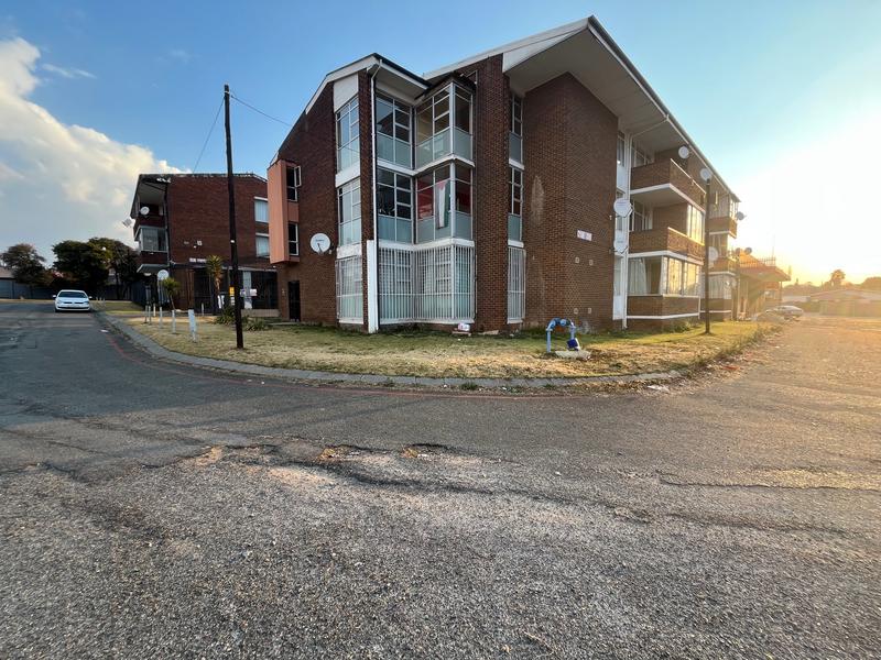 To Let 2 Bedroom Property for Rent in Florida Lake Gauteng