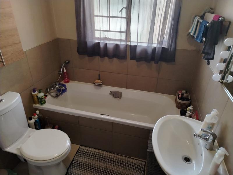 To Let 2 Bedroom Property for Rent in Monavoni Gauteng