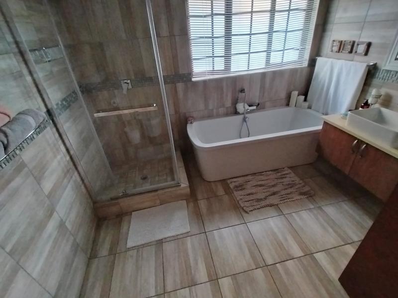 4 Bedroom Property for Sale in Amberfield Manor Gauteng