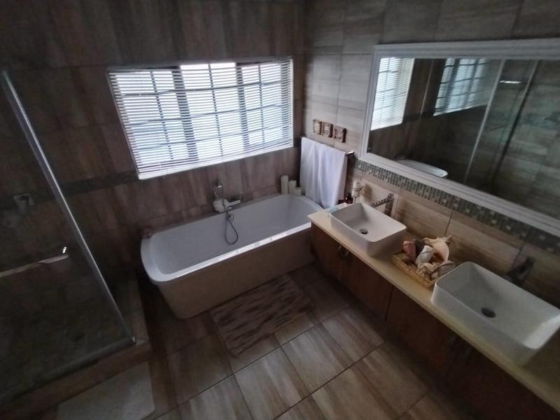 4 Bedroom Property for Sale in Amberfield Manor Gauteng