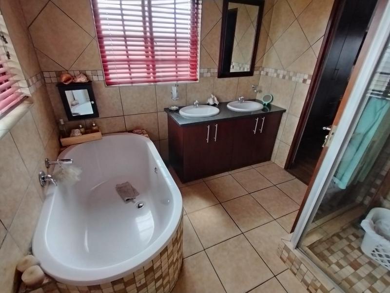 4 Bedroom Property for Sale in Amberfield Manor Gauteng