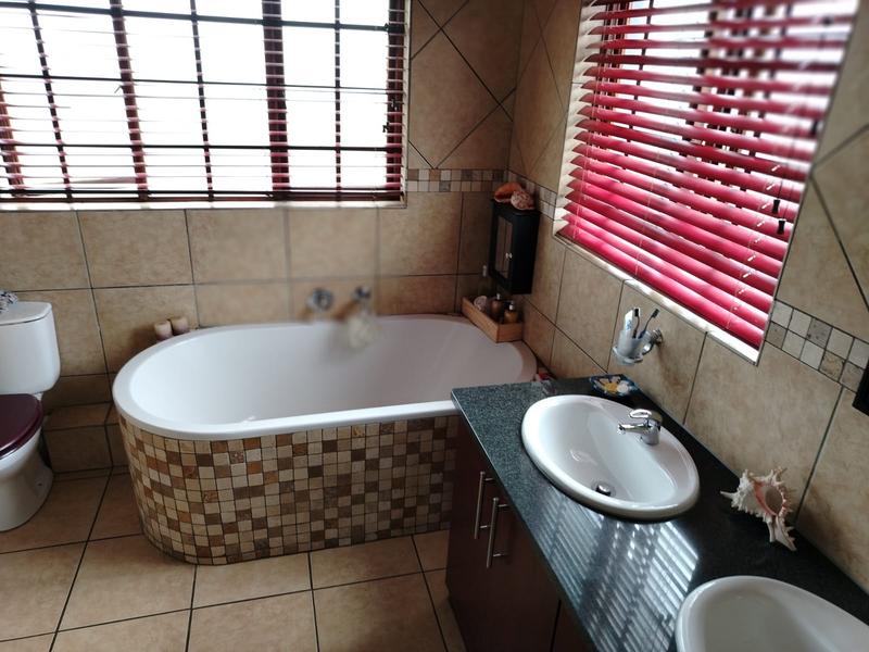 4 Bedroom Property for Sale in Amberfield Manor Gauteng