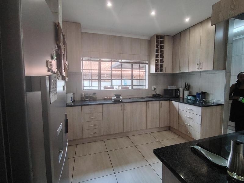 To Let 5 Bedroom Property for Rent in Wierda Park Gauteng