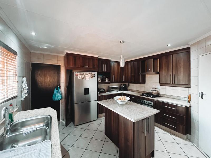 4 Bedroom Property for Sale in Van Riebeeck Park Gauteng