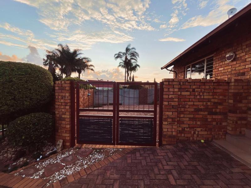 4 Bedroom Property for Sale in Van Riebeeck Park Gauteng