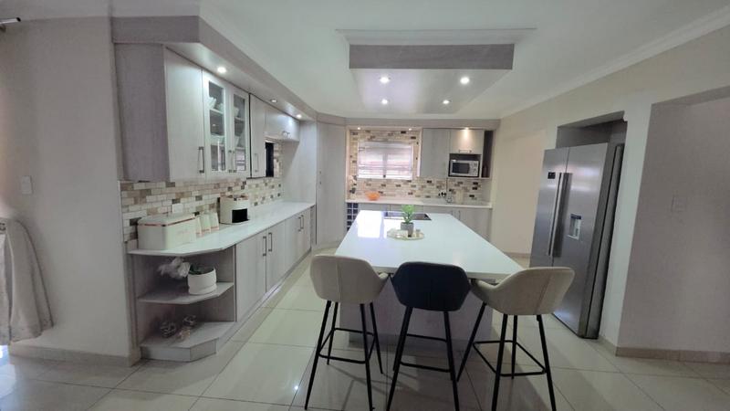 To Let 5 Bedroom Property for Rent in Glen Eagle Estate Gauteng