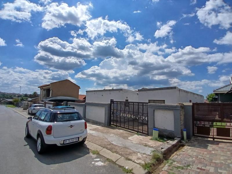 6 Bedroom Property for Sale in Birch Acres Gauteng