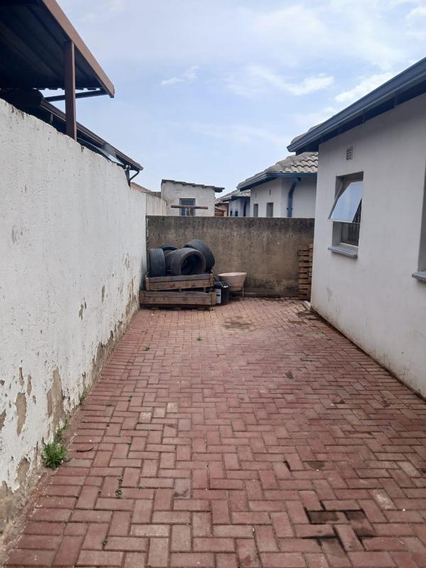 4 Bedroom Property for Sale in Clayville Gauteng