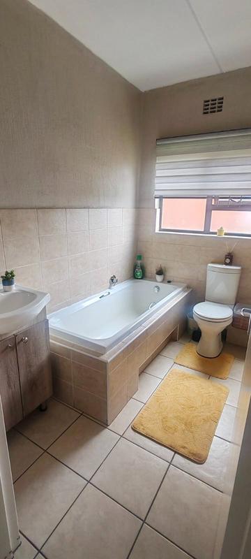 2 Bedroom Property for Sale in Wilgeheuwel Gauteng