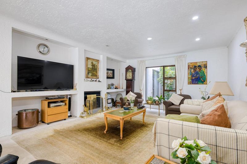 5 Bedroom Property for Sale in Benmore Gardens Gauteng