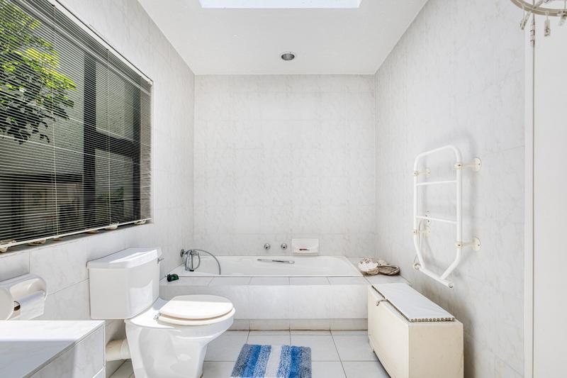 5 Bedroom Property for Sale in Benmore Gardens Gauteng