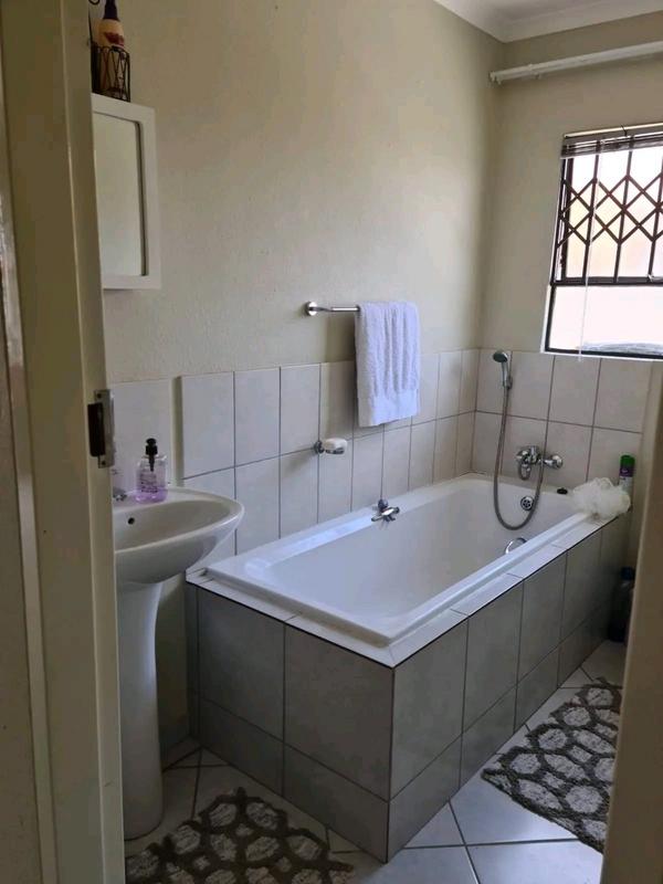 To Let 3 Bedroom Property for Rent in Blue Hills Gauteng