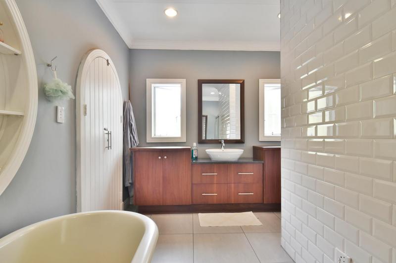 5 Bedroom Property for Sale in Alberante Gauteng