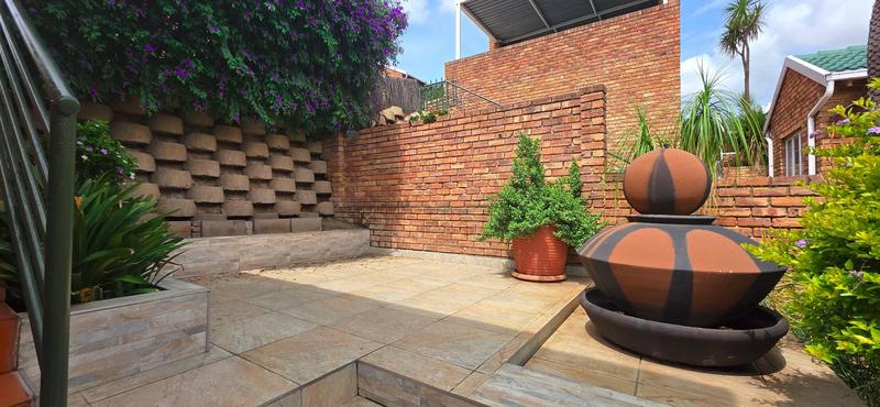 2 Bedroom Property for Sale in Helderkruin Gauteng