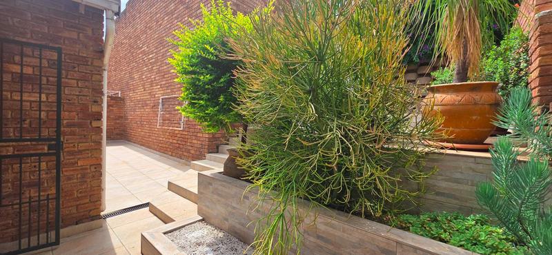 2 Bedroom Property for Sale in Helderkruin Gauteng