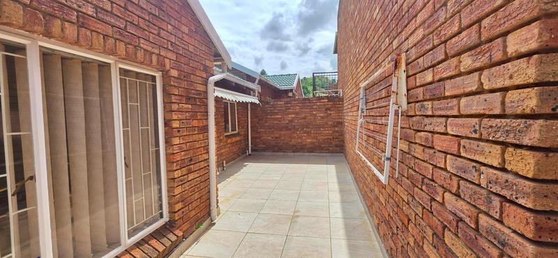 2 Bedroom Property for Sale in Helderkruin Gauteng