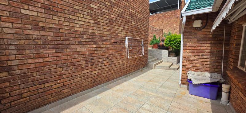 2 Bedroom Property for Sale in Helderkruin Gauteng