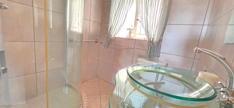 2 Bedroom Property for Sale in Helderkruin Gauteng