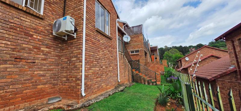 2 Bedroom Property for Sale in Helderkruin Gauteng