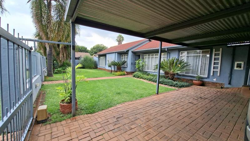 5 Bedroom Property for Sale in Kirkney Gauteng