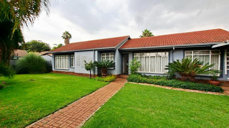 5 Bedroom Property for Sale in Kirkney Gauteng