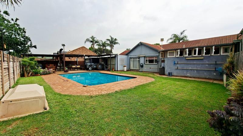 5 Bedroom Property for Sale in Kirkney Gauteng